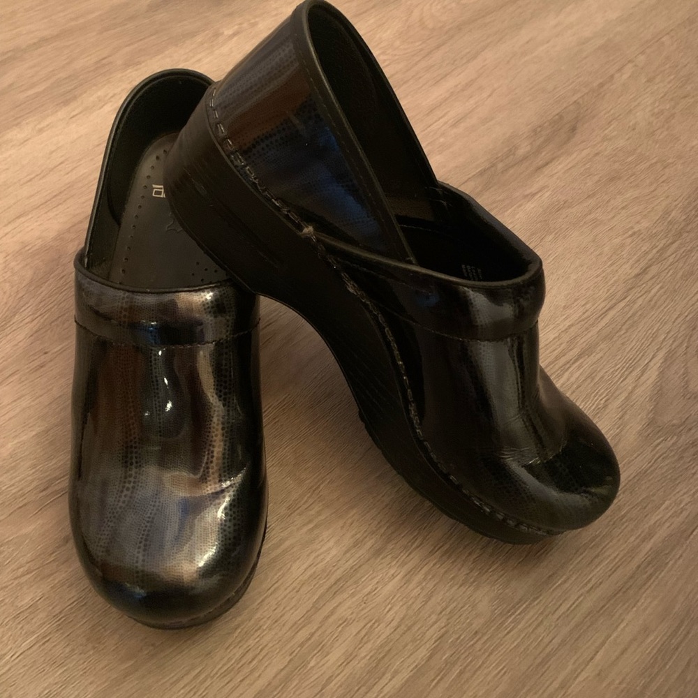 Dansko clogs worn twice. Gray. Size 39